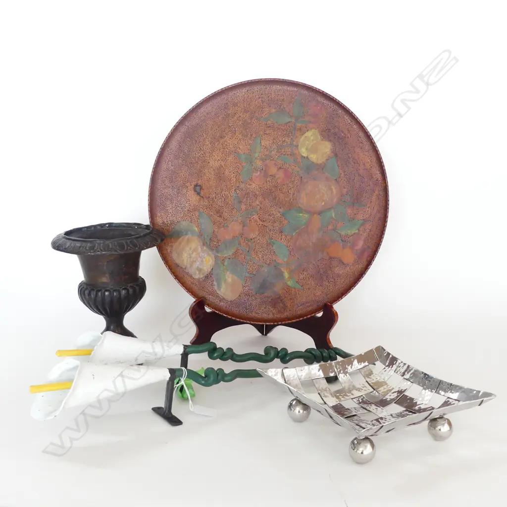 POKERWORK TRAY 400mm dia, METAL DISH, PR METAL LILIES L.520mm, METAL URN H.215mm Image 1++