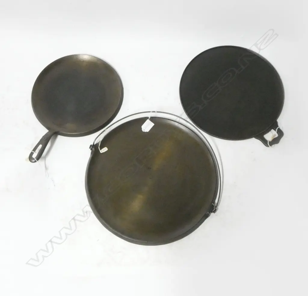 66/64/1257  3 VINTAGE CAST IRON SKILLETS DIA 360MM LARGEST Image 1++
