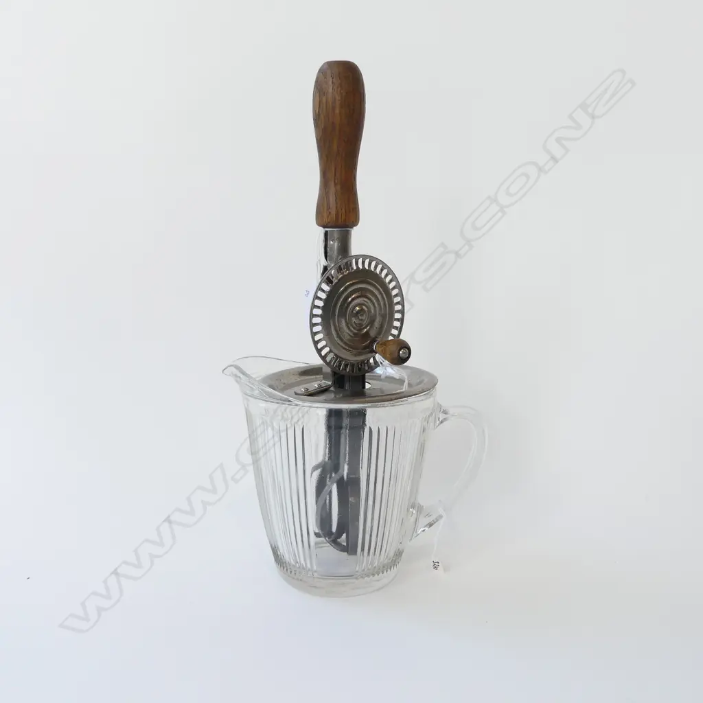 (2793/3210) VINTAGE HAND HELD MERRY WHIRL ON U.S. GLASS JUG Image 1++