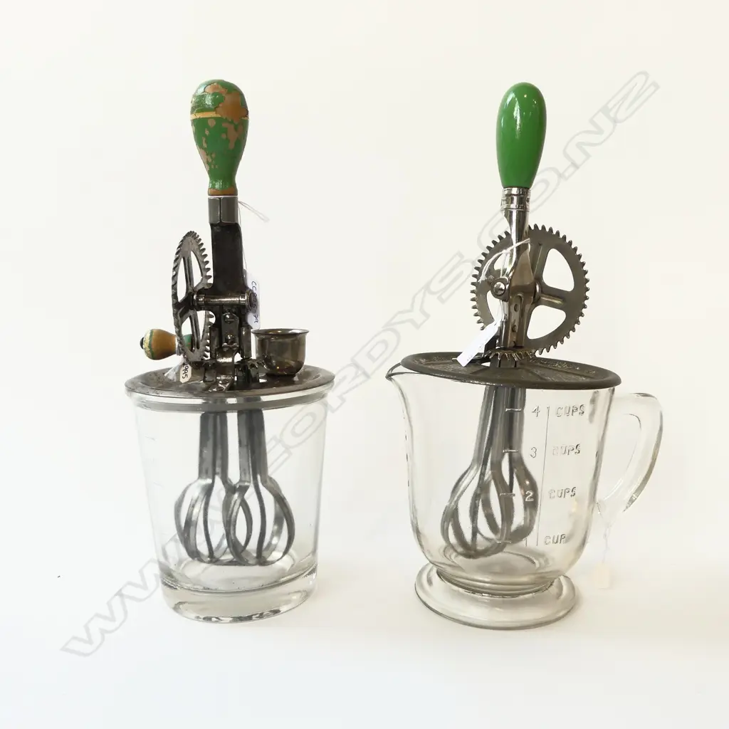 (2995/3684/3207) 2 VINTAGE HAND HELD ROTARY BEATERS WITH GLASS JUGS H.310mm Image 1++