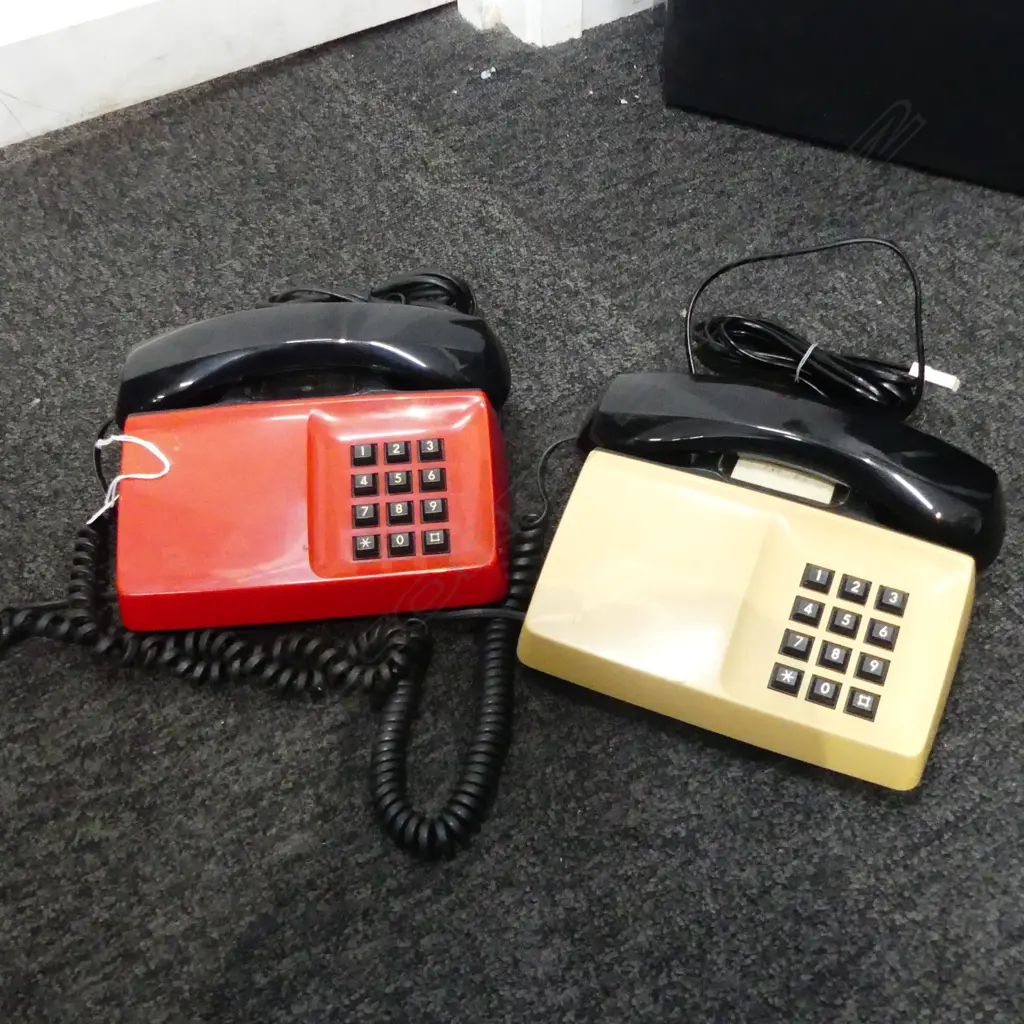 2 RETRO DIAL PHONES Image 1++