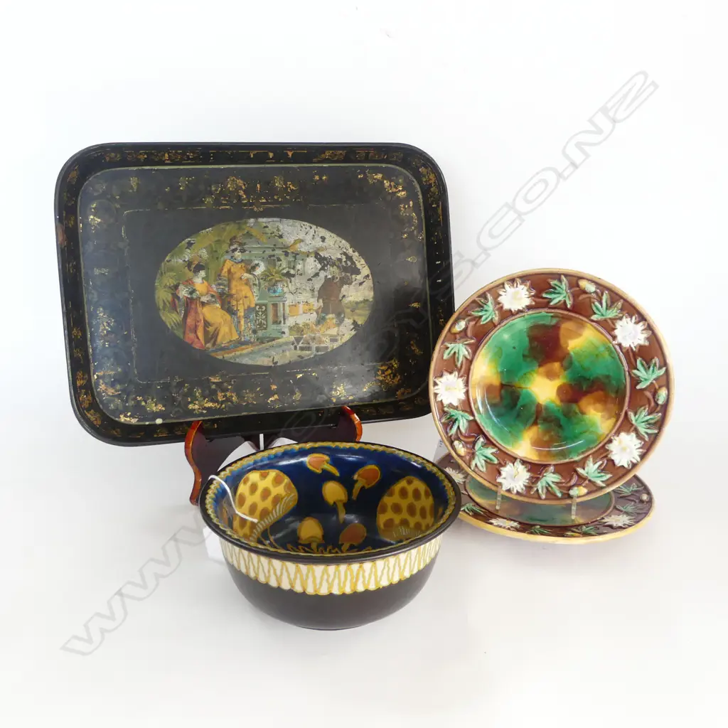 CHINOISERIE PAPER MACHE TRAY (CHIPPED), 2 MAJOLICA PLATES & HOLLAND GOUDA BOWL Image 1++