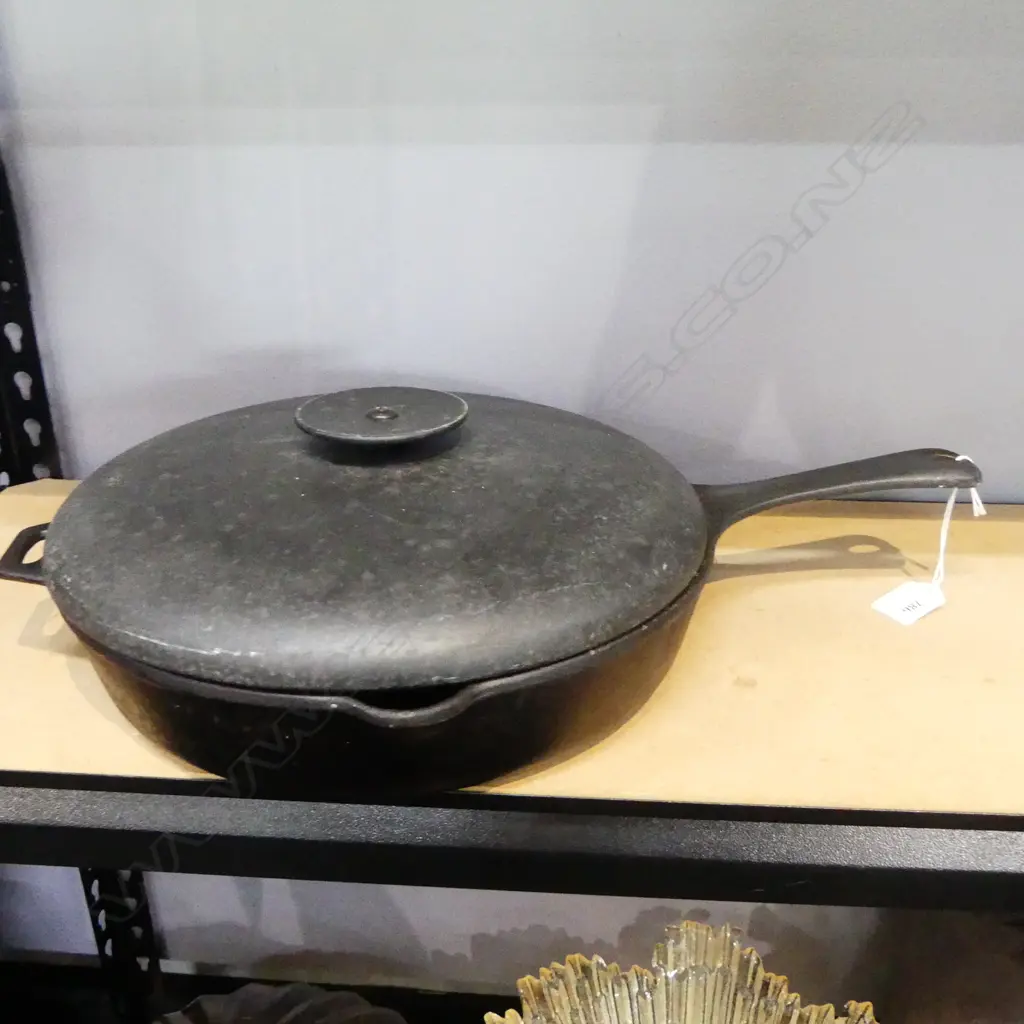 COPCO DENMARK LIDDED CAST IRON FRY PAN 305mm dia Image 1++