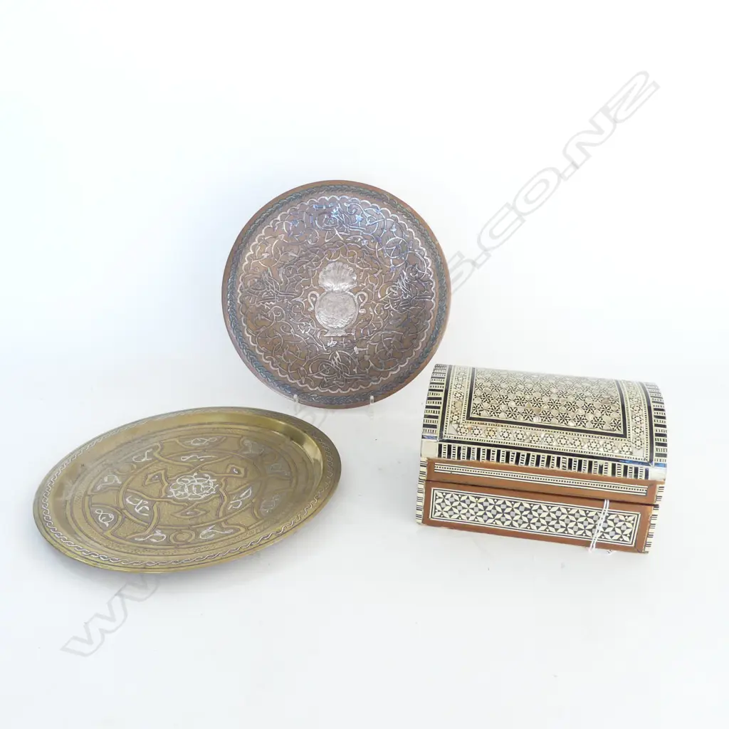 KHATAM INLAID DOMED BOX, H.100x170mm & 2 BRASS/COPPER PLATES MID. EASTERN DESIGN 1 w CENTRAL SILVER MOTIF, Dia.250mm Image 1++
