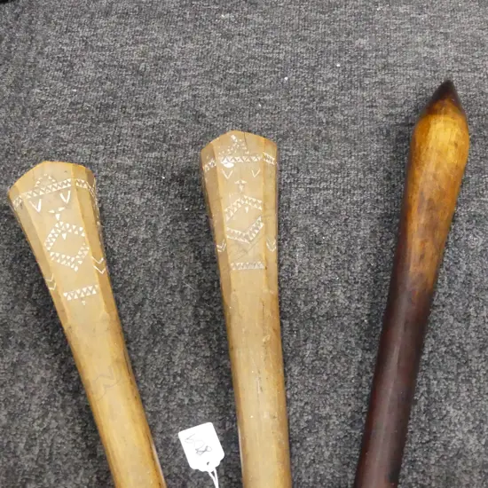3 CARVED PACIFIC CLUBS L.580mm
