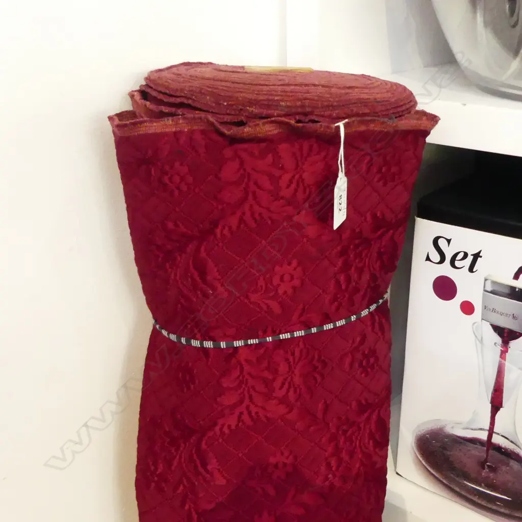 LG BOLT OF RED JACQUARD FABRIC Image 1++