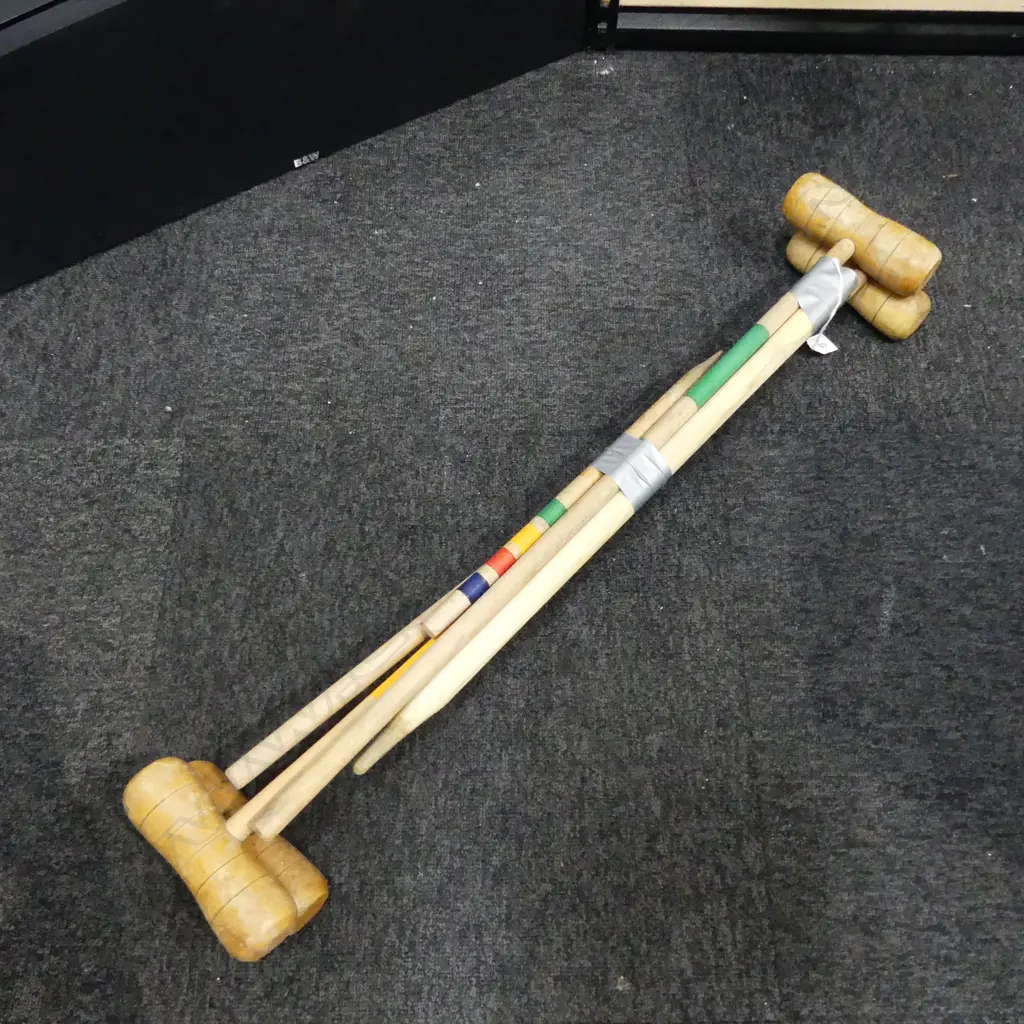 CROQUET LAWN GAMES SET; 4 MALLETS, 2 BATONS Image 1++