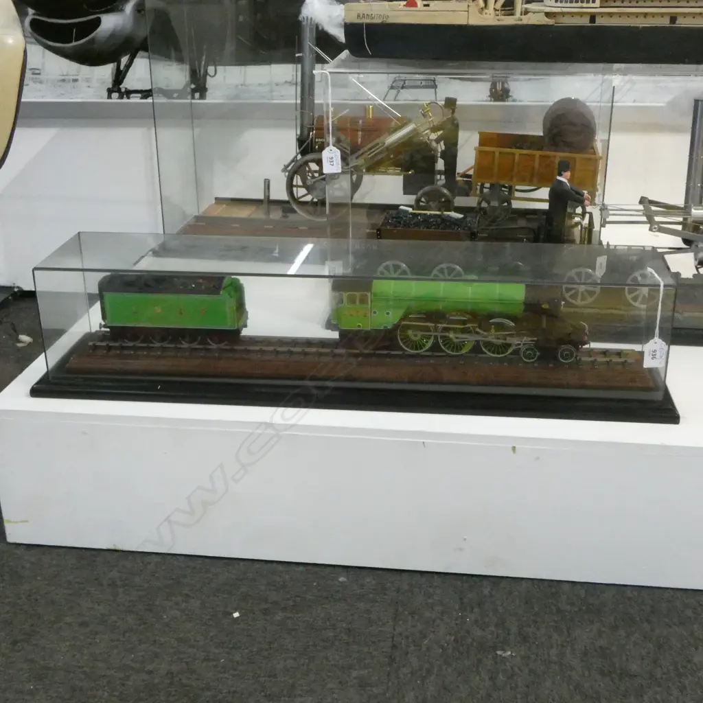 CASED MODEL FLYING SCOTSMAN TRAIN LNER 4472 790x190x165mm Image 1++