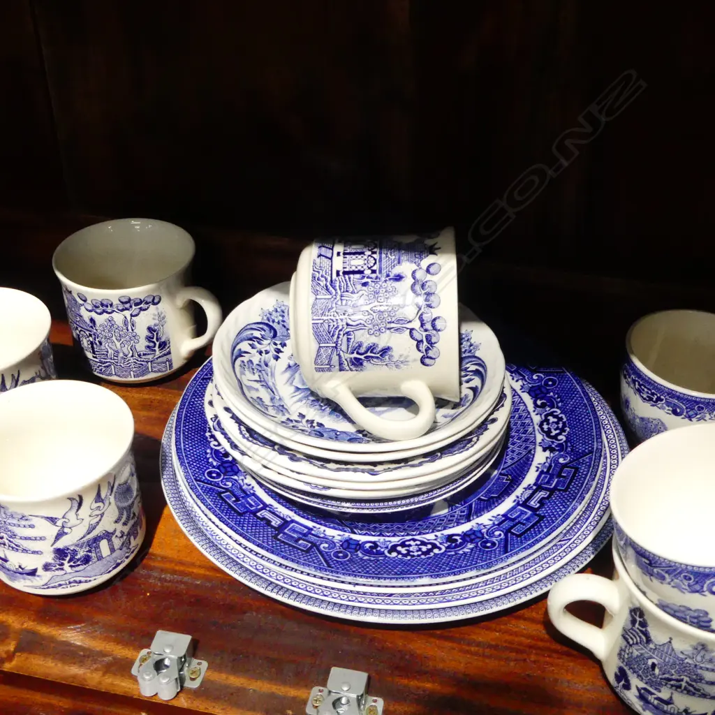 ASST CROWN LYNN + ENGLISH BLUE & WHITE CROCKERY Image 1++