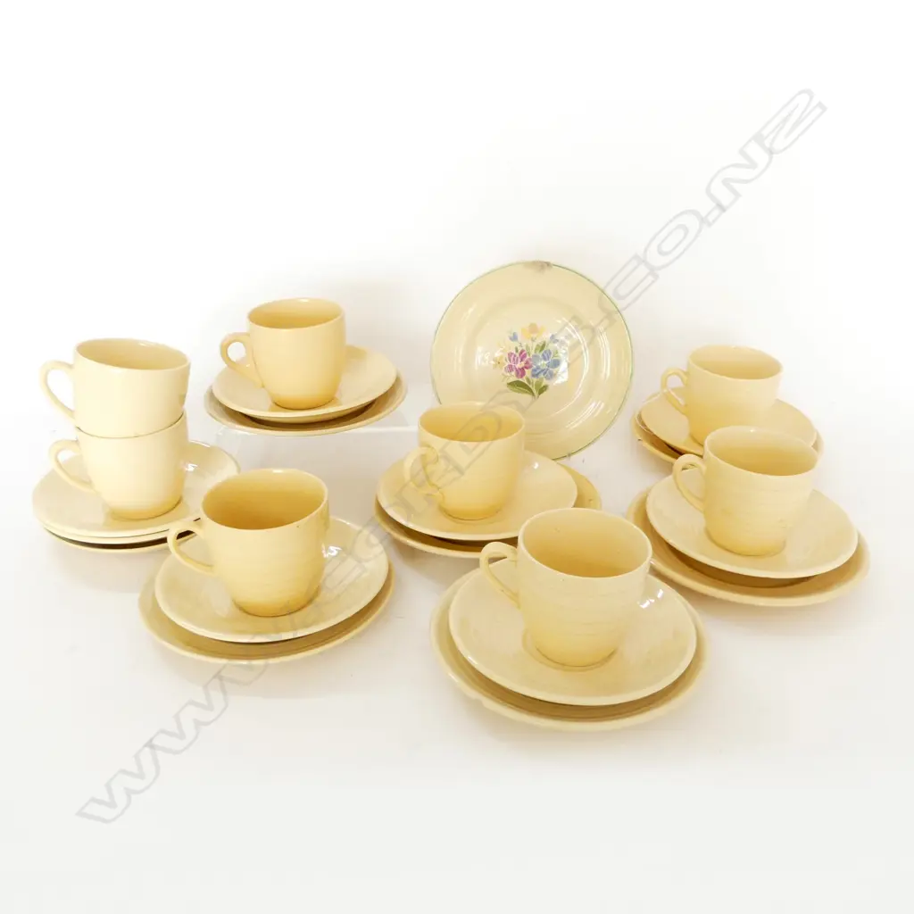 22 EARLY CROWN LYNN 'PARIS WARE'; + CROWN LYNN HAND-PAINTED PLATE & OTHER CUP, some damage Image 1++