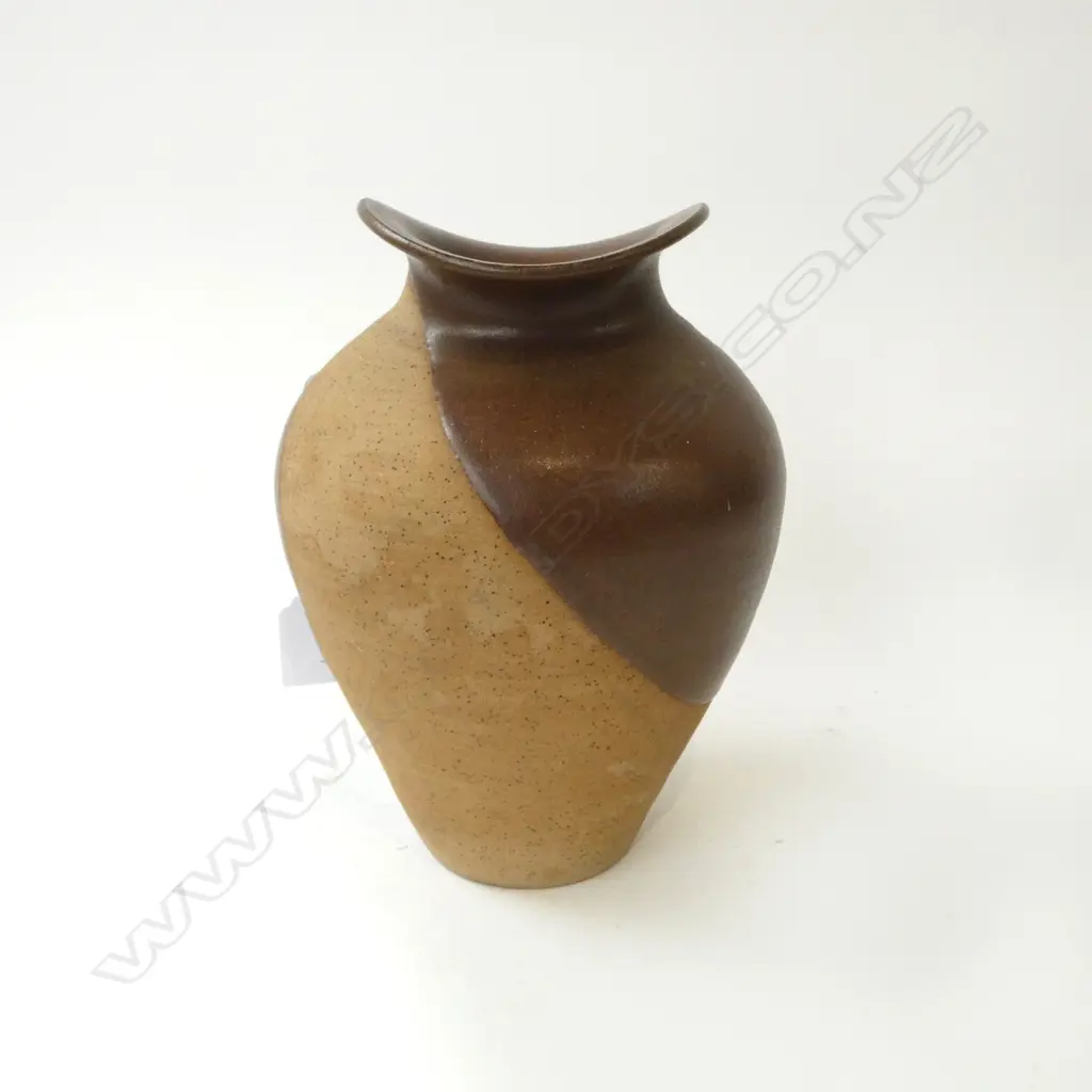 STUDIO POTTERY VASE, SIGNED TO BASE H.220mm Image 1++