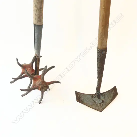 2 LONG HANDLED GARDEN TOOLS; HOE & DOUBLE TILLER CULTIVATOR L.1650mm