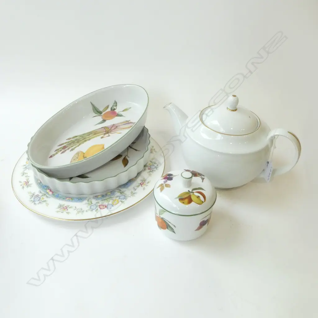 5 PCES ROYAL WORCESTER; MAYFIELD CAKE PLATE 280mm dia, CLASSIC GOLD TEAPOT, 3 EVESHAM VALE Image 1++