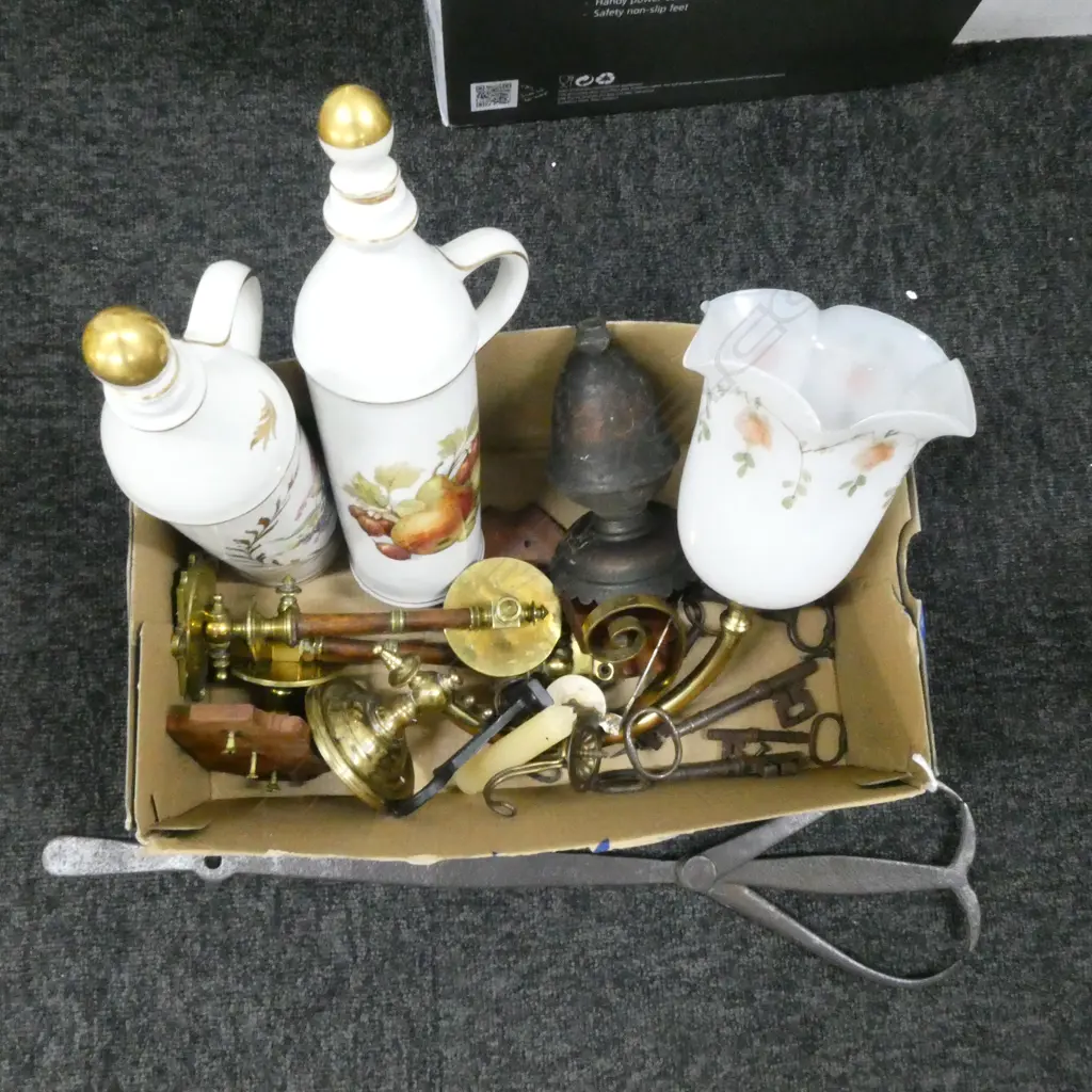 LIGHT FITTING, WOODEN POT LID ETC Image 1++