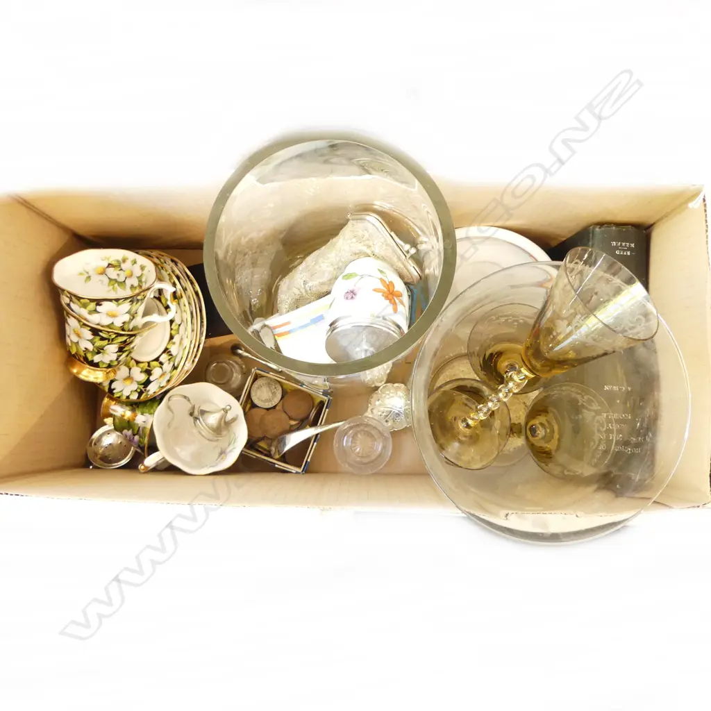 ASST. CHINA, 2 HURRICANE LAMPS ETC Image 1++