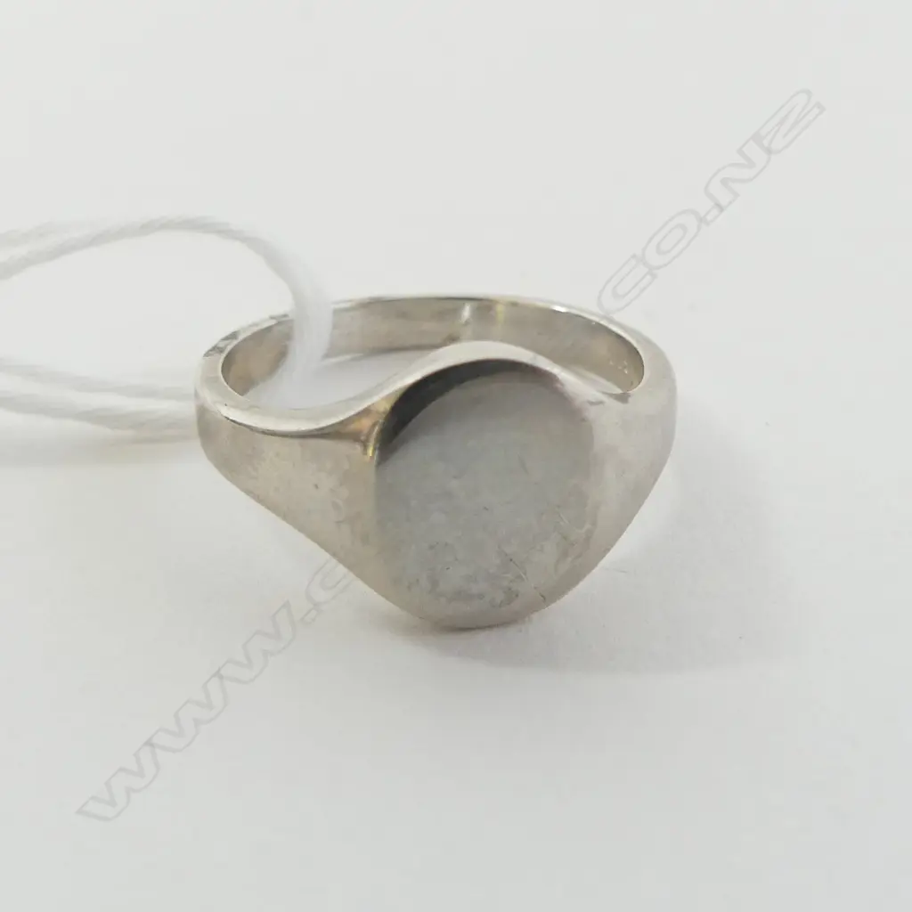 AS NEW SILVER SIGNET RING SIZE M1/2 Image 1++