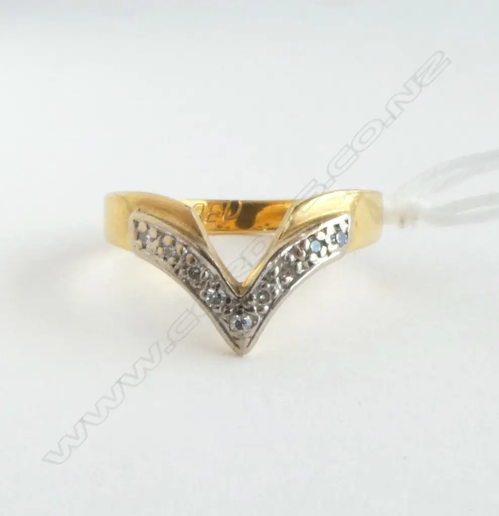 18ct GOLD & DIAMOND V form ring 3.3gms SIZE O Image 1++