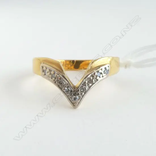 18ct GOLD & DIAMOND V form ring 3.3gms SIZE O