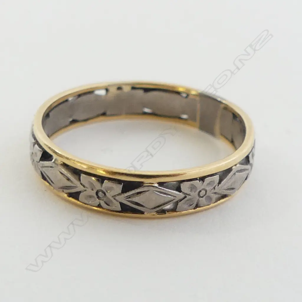 18CT YELLOW & WHITE GOLD WEDDER 2.93gms SIZE N Image 1++