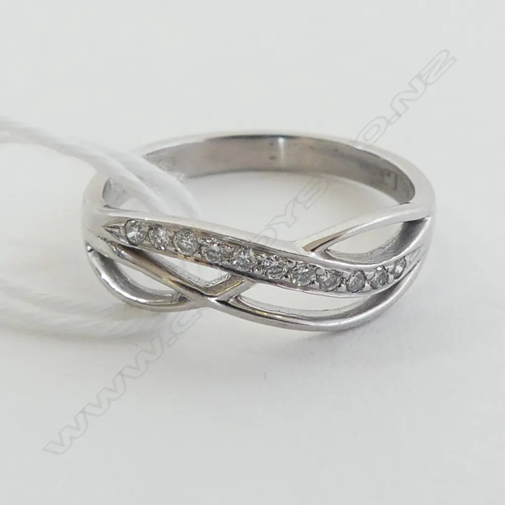 9ct WHITE GOLD & DIAMOND SCULPTED BAND RING 2.15gms SIZE L Image 1++