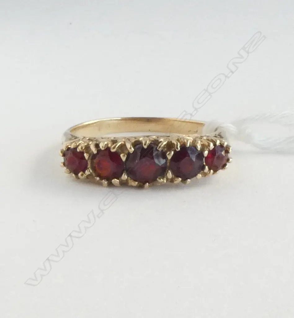 ESTATE 9ct GOLD & GARNET RING 2.2grms small crack to mount SIZE N Image 1++
