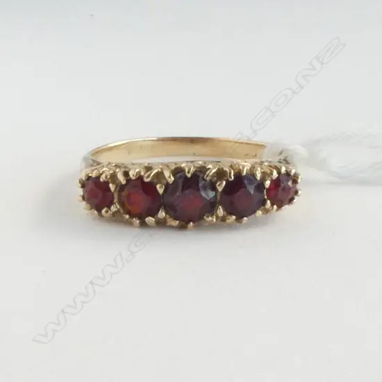 ESTATE 9ct GOLD & GARNET RING 2.2grms small crack to mount SIZE N