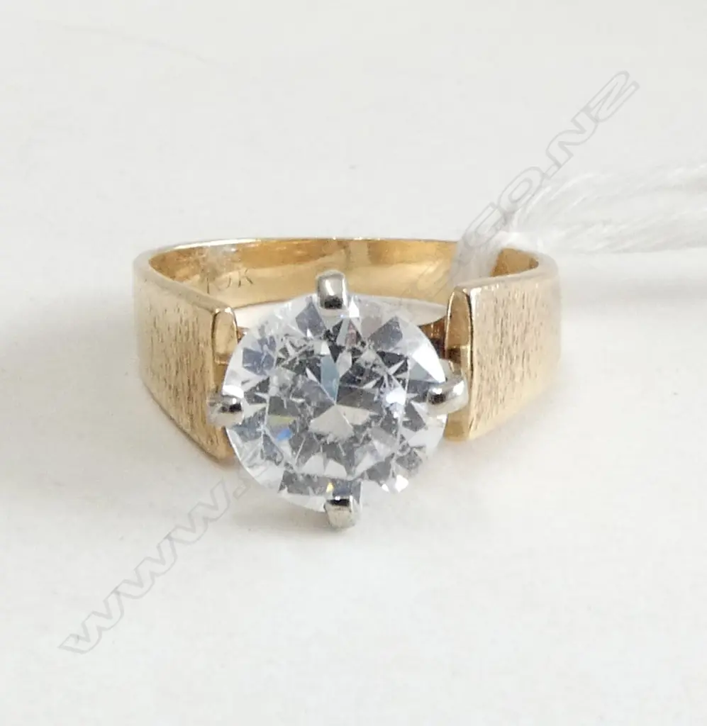 10ct Y/G SOLITAIRE RING w. CENTRAL CZ STONE 4.87gms SIZE L Image 1++