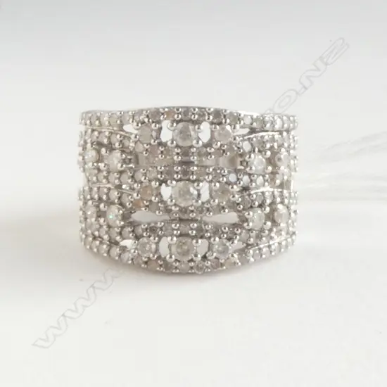 MODERN 9ct WHITE GOLD & DIAMOND RING, 7.2gm SIZE L