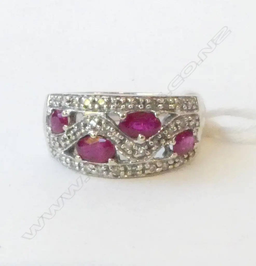 18ct WHITE GOLD, RUBY & SMALL DIAMOND RING, 7gms SIZE N Image 1++