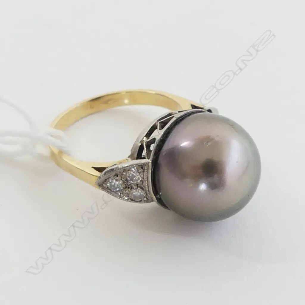 18ct GOLD, 6 DIAMOND & BLACK PEARL RING 7gms size M Image 1++