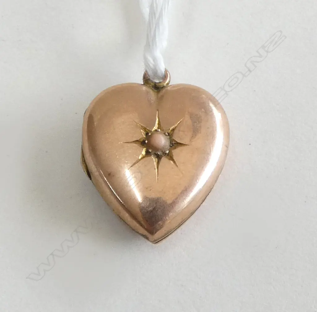 9ct GOLD LOCKET w. CORAL BEAD TO CENTER 2.21gms Image 1++