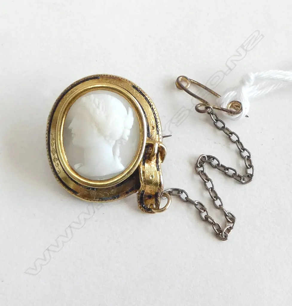 9ct GOLD VICTORIAN CAMEO BROOCH; Safety chain gold plate, 2.5gms Image 1++