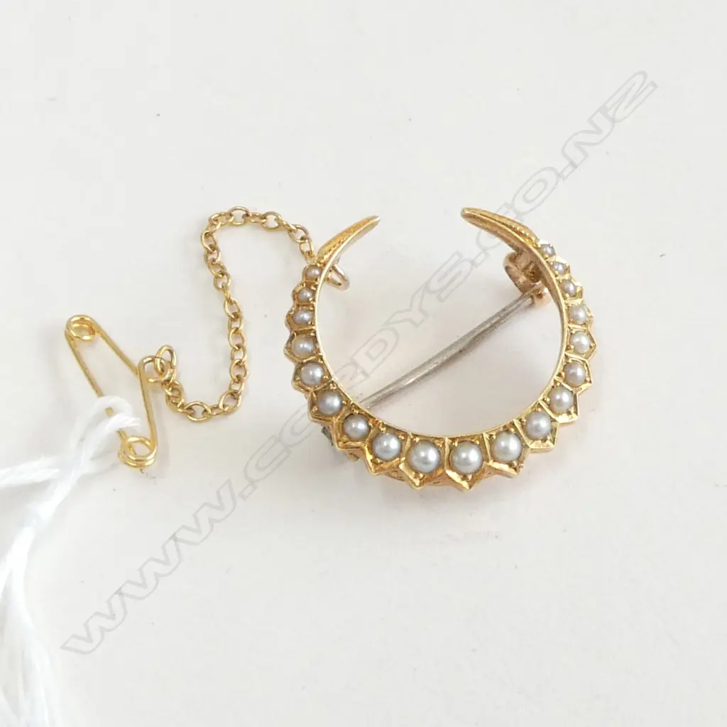 18ct GOLD VICTORIAN CRESCENT BROOCH SET WITH SEED PEARLS; Safety chain, 4.25gms Image 1++