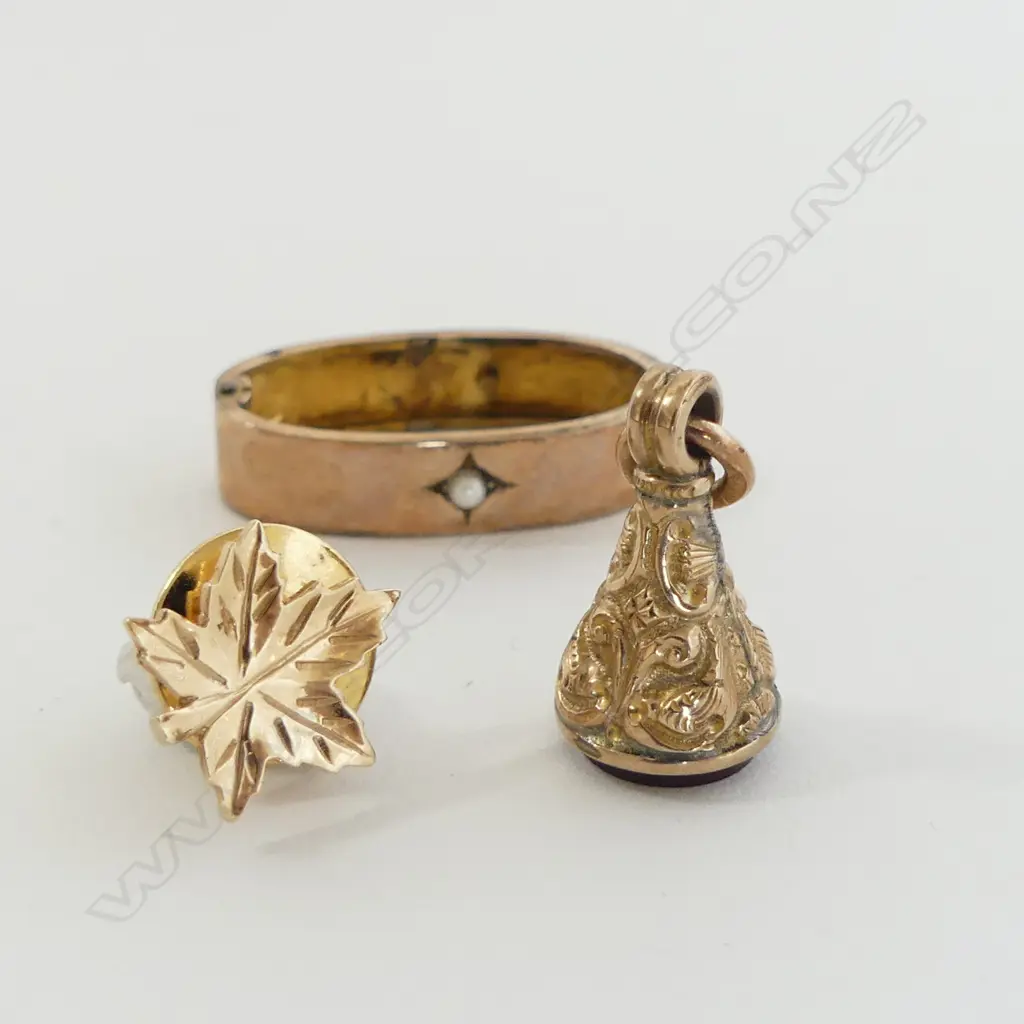 9CT GOLD SCARF CLIP 9CT GOLD SEAL & 14CT GOLD MAPLE LEAF PIN TOTAL 4.4gms Image 1++
