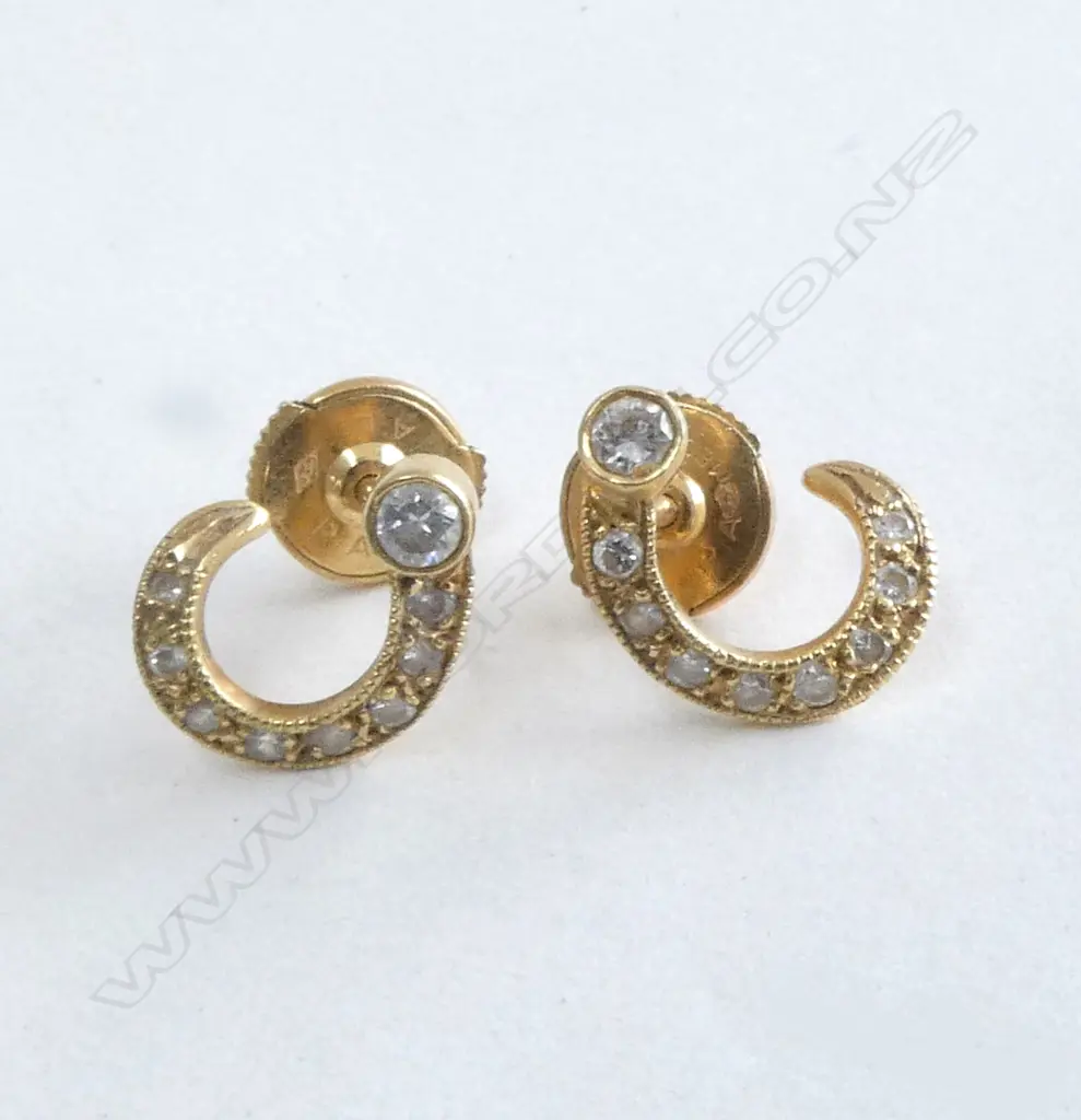 PAIR 18CT GOLD AND DIAMOND EARRINGS 2.42gms Image 1++