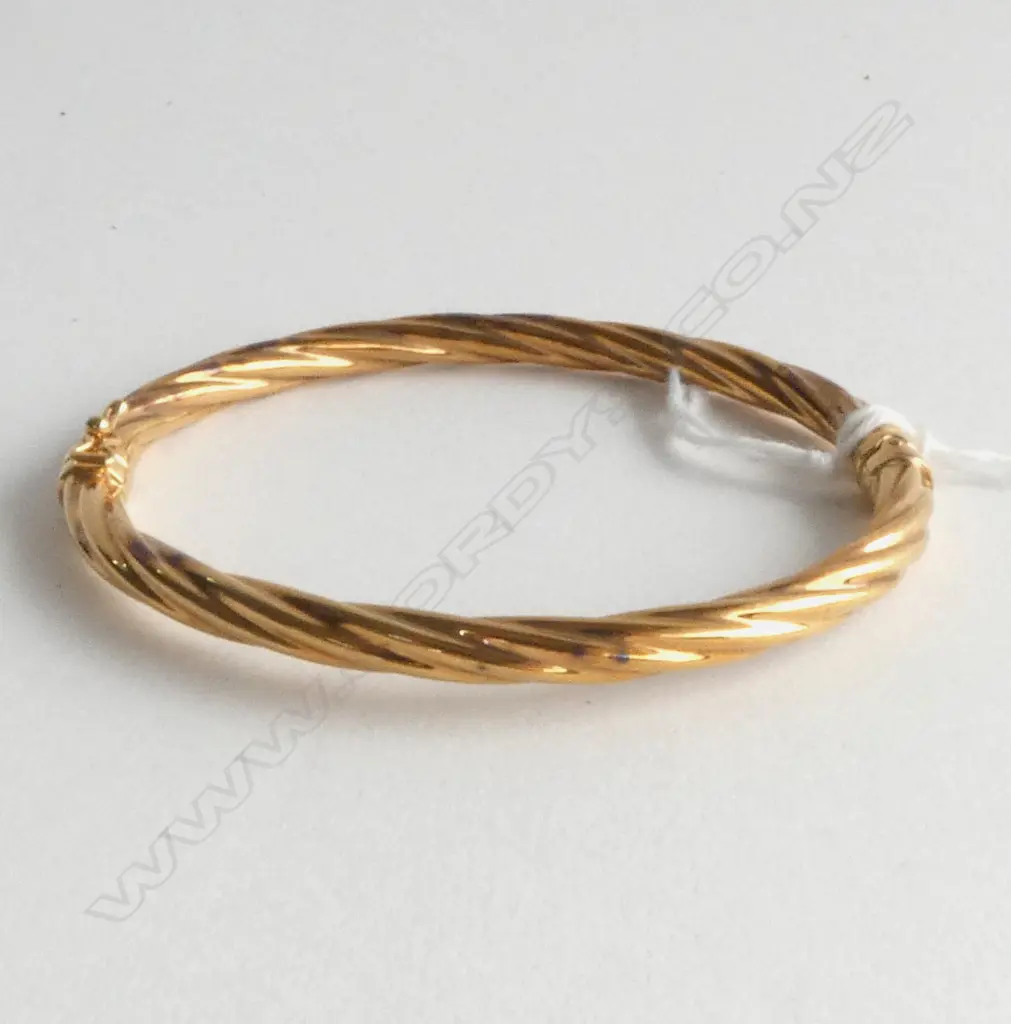 9ct GOLD HINGED BANGLE spiral twist 6.11gms Image 1++