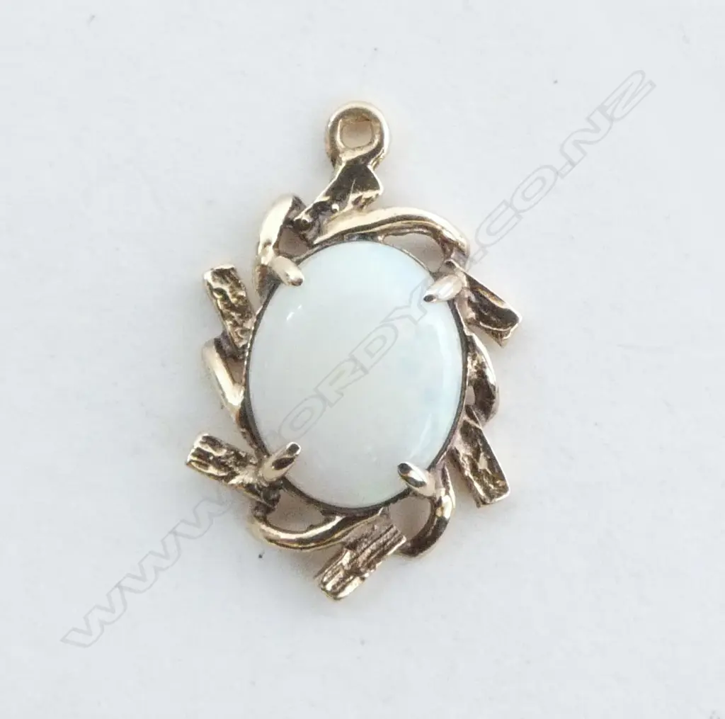 **RTV** 9ct OPAL PENDANT, 1.1gm Image 1++