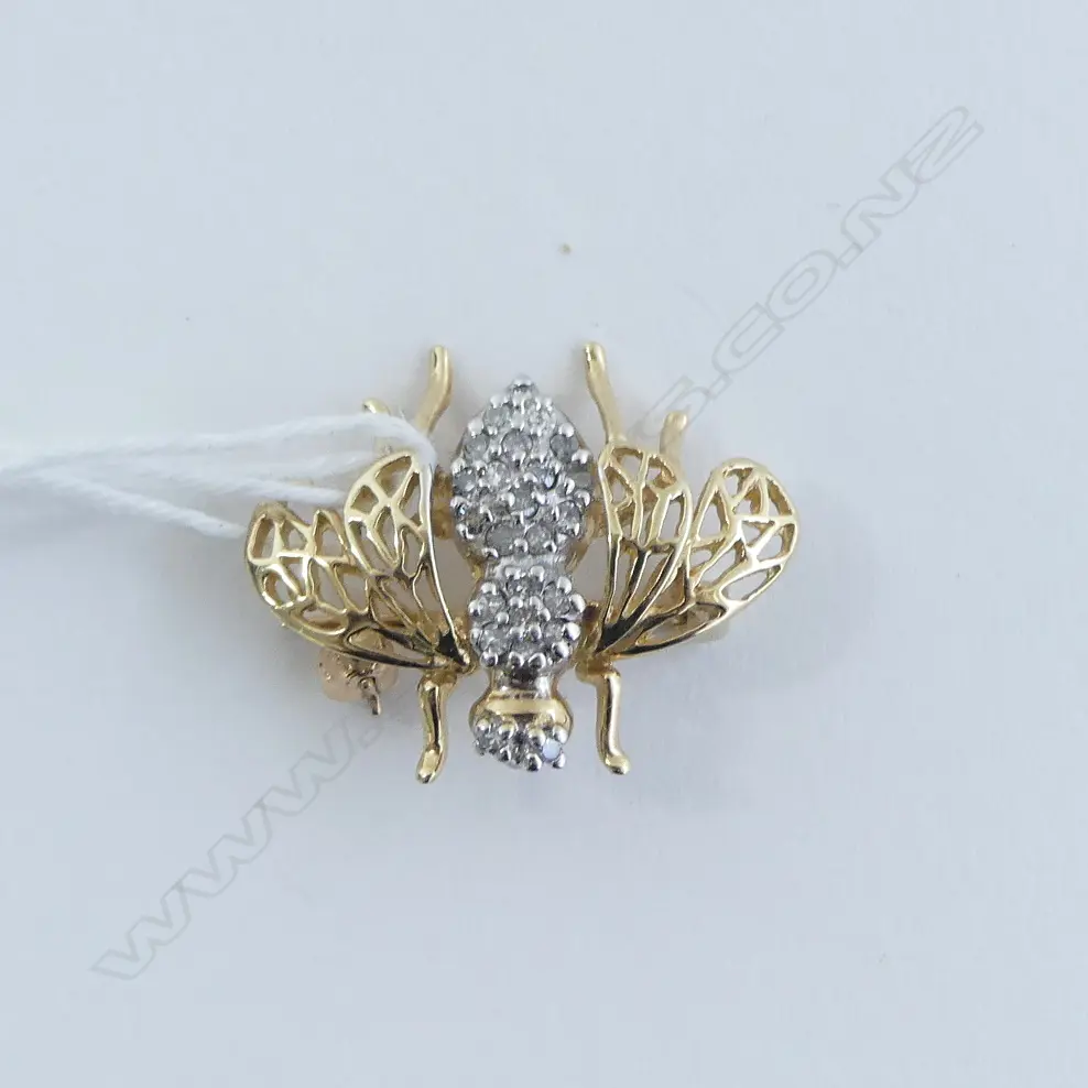 9ct yellow GOLD BEE BROOCH DIAMONDS TO BACK & HEAD 2.4gms Image 1++