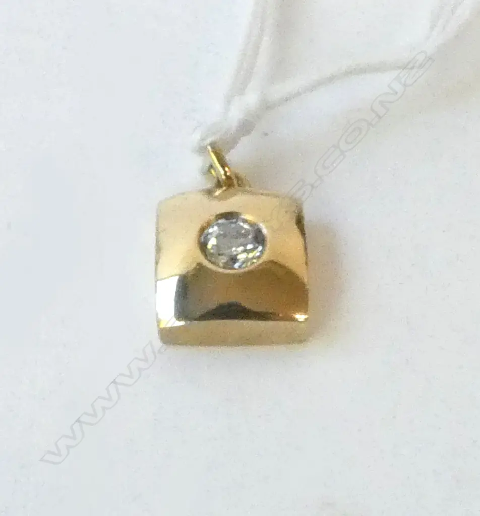 9ct yellow GOLD & SOLITAIRE CZ SQUARE FORM PENDANT 1.83gms Image 1++