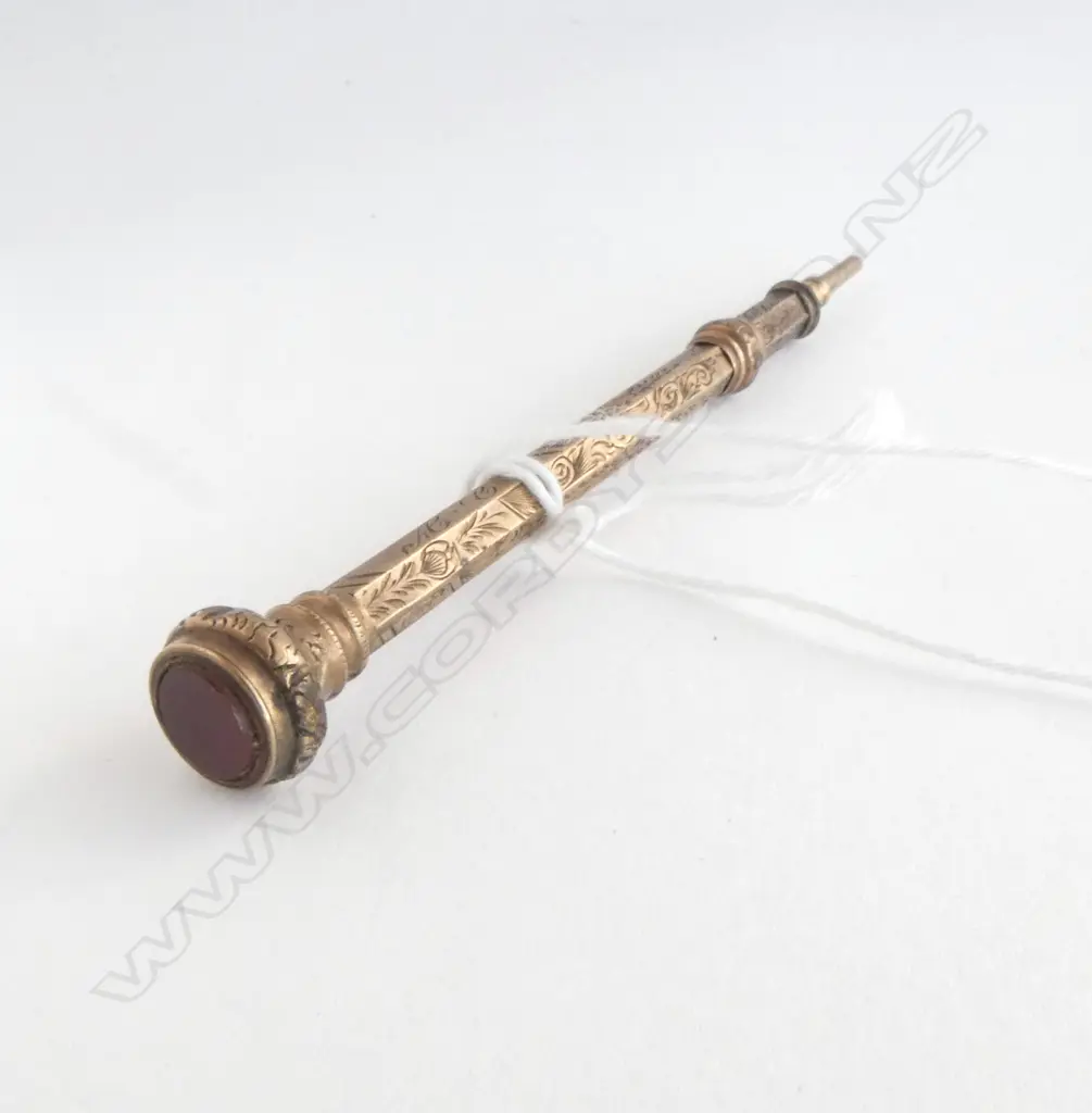 9ct GOLD EDWARDIAN PROPELLING PENCIL with carnelian  seal end. Stamped 'E.B. 9ct' 9gms Image 1++