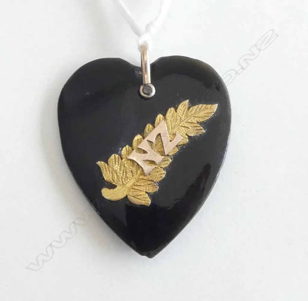 GOLD & ONYX N.Z. HEART PENDANT (SMALL CHIP) Image 1++