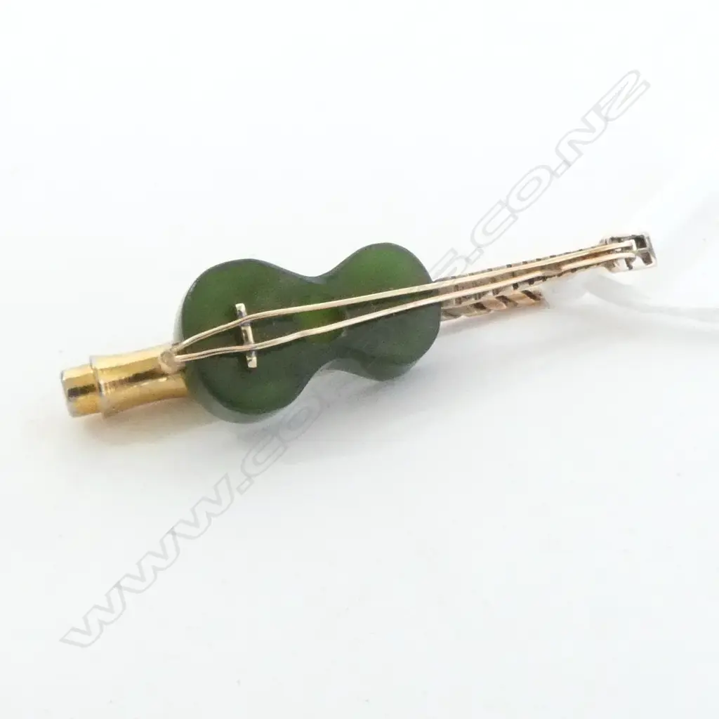 GOLD & GREENSTONE VIOLIN? BROOCH L.45mm 3.7grms Image 1++