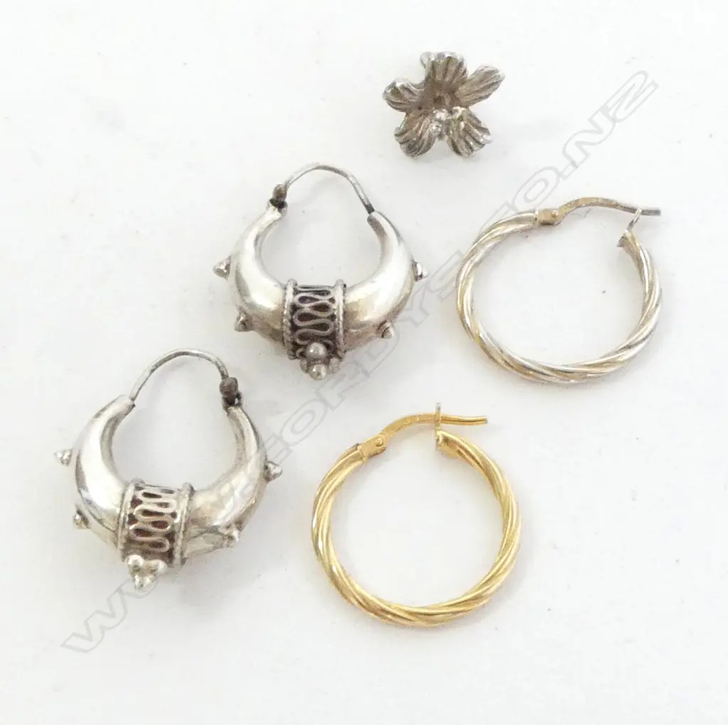 PR 9ct GOLD EARINGS 1gm, PR EARINGS & STG SILVER FLOWER PENDENT 1.26gms Image 1++