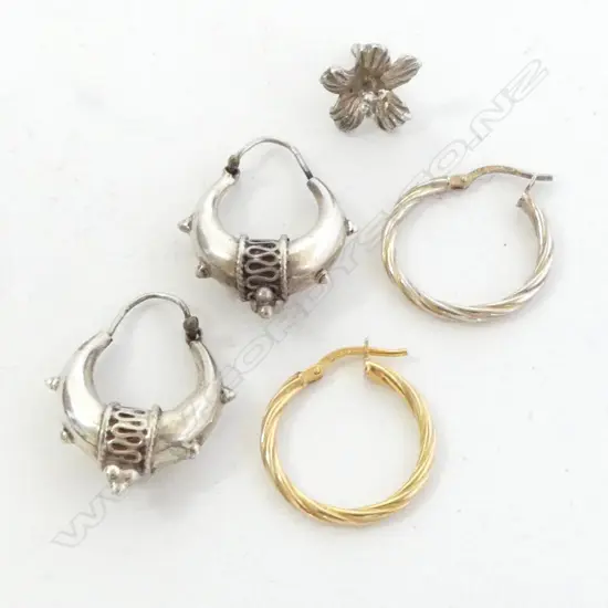 PR 9ct GOLD EARINGS 1gm, PR EARINGS & STG SILVER FLOWER PENDENT 1.26gms