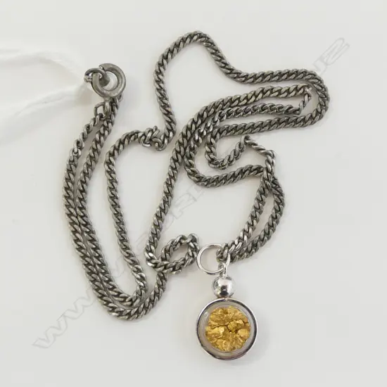 18ct GOLD PENDANT on chain 1gm