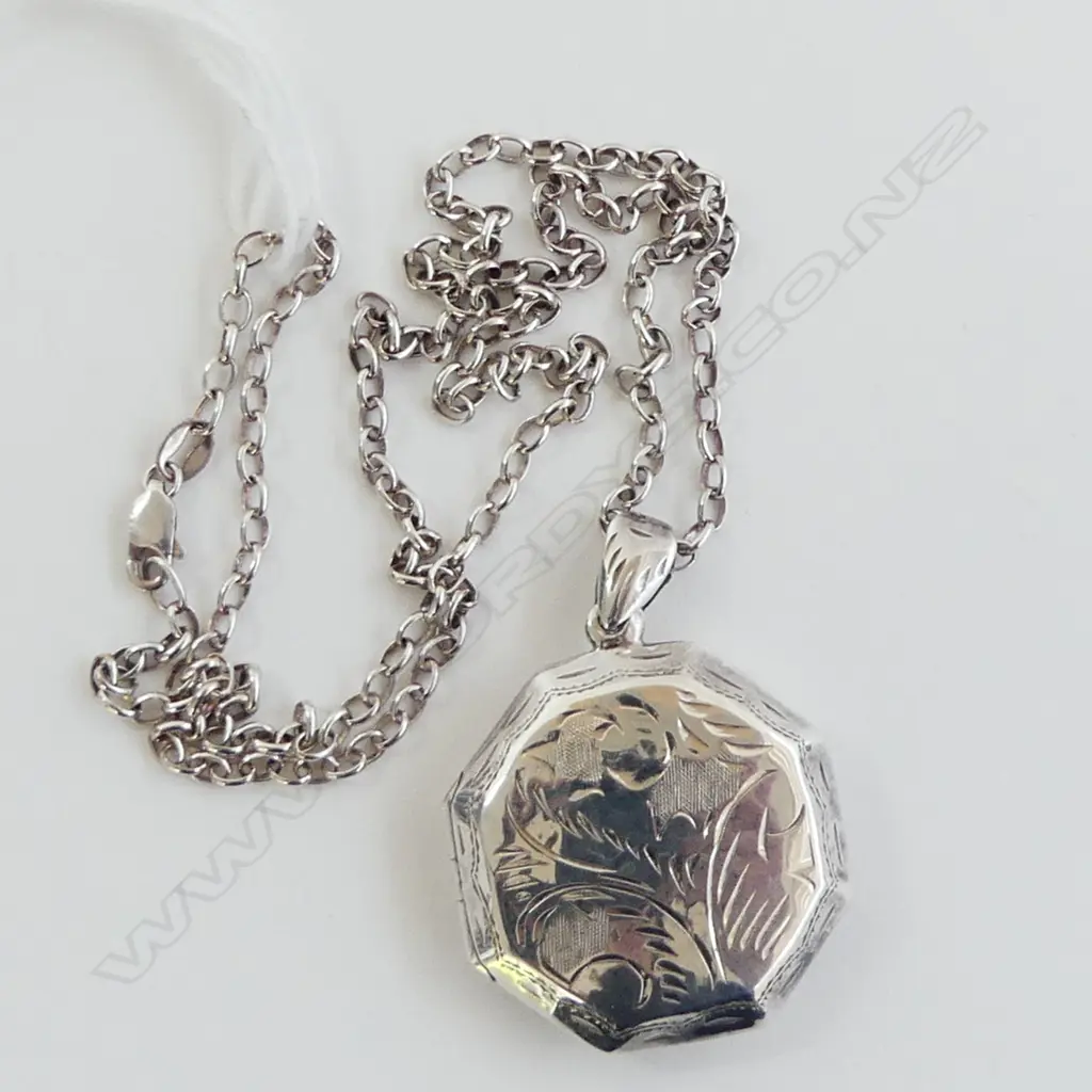 SILVER OCTAGONAL HINGED LOCKET ON SILVER CHAIN Image 1++
