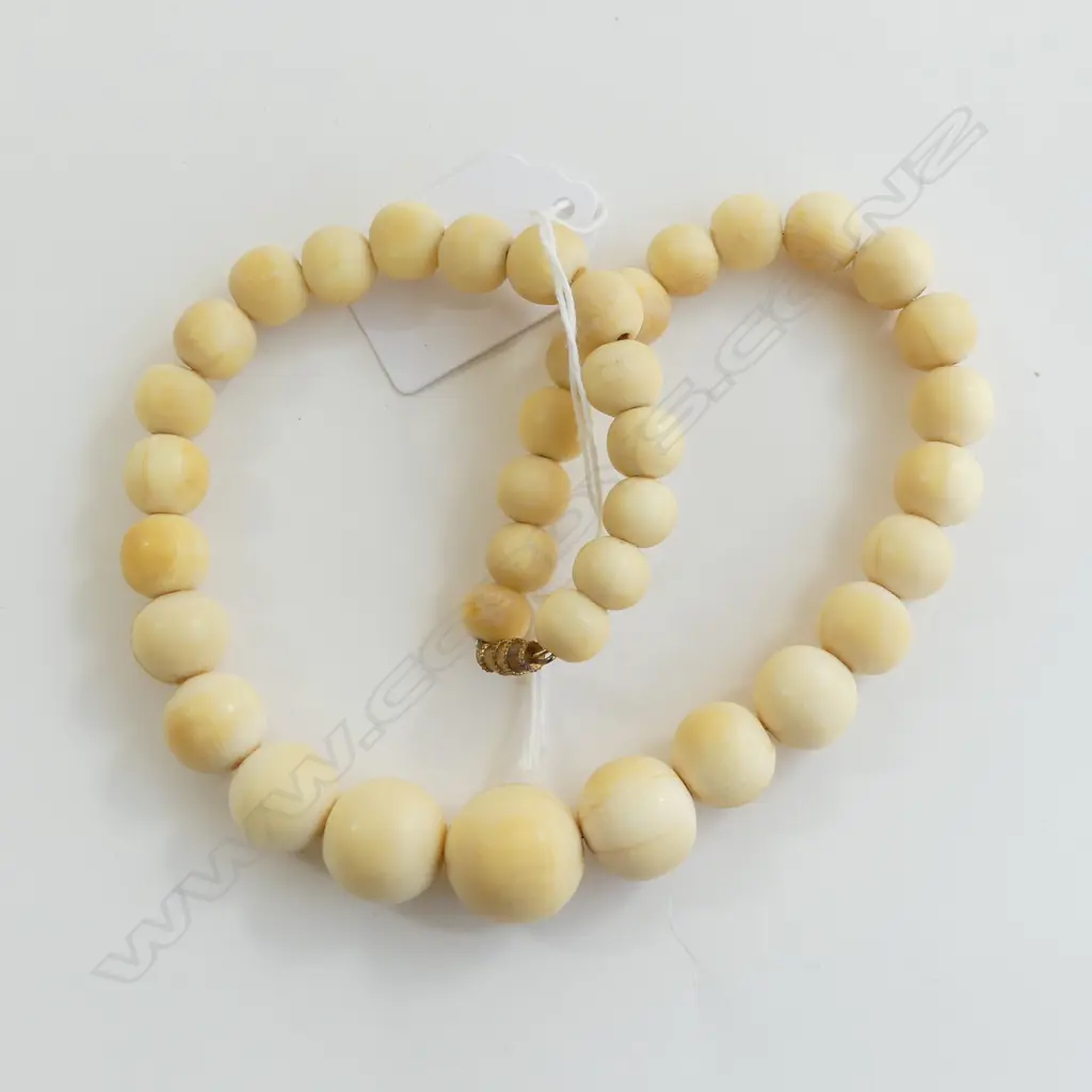 c.1900 CARVED IVORY PLAIN SPHERICAL GRADUATED BEAD NECKLACE L.410mm. Largest dia.18mm. Image 1++
