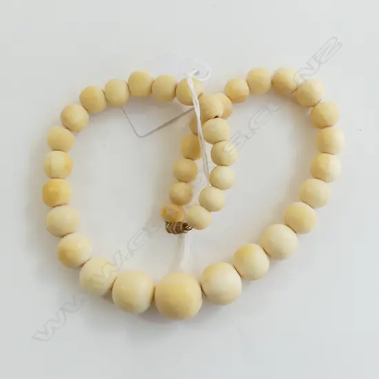 c.1900 CARVED IVORY PLAIN SPHERICAL GRADUATED BEAD NECKLACE L.410mm. Largest dia.18mm.