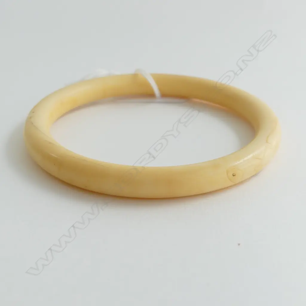 c.1900 CARVED IVORY PLAIN HOOP BANGLE Dia.87mm external. Image 1++