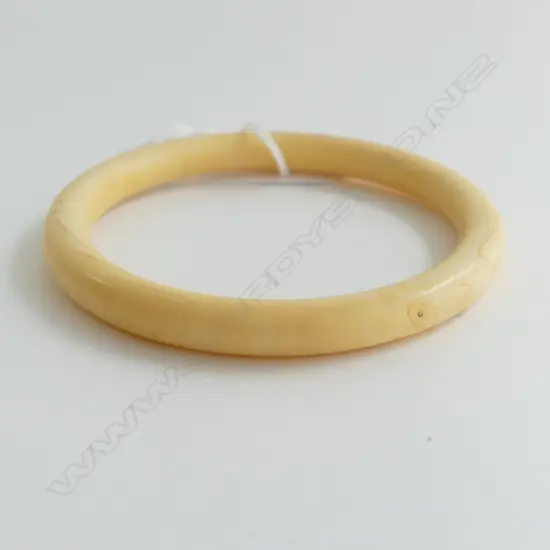 c.1900 CARVED IVORY PLAIN HOOP BANGLE Dia.87mm external.